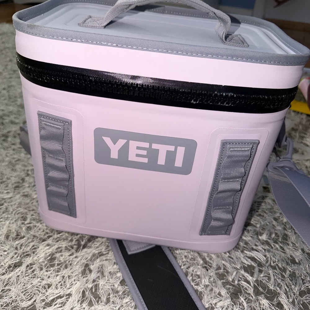 YETI Flip 8 Cooler in Cherry Blossom